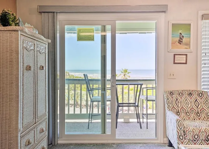 Beachfront Isle Of Palms Condo W/ Balcony & Pool!